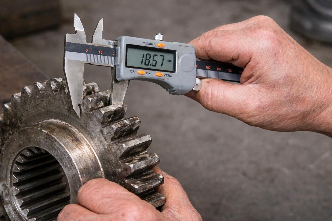 Foto de capa Reposição de peças industriais e manutenção de máquinas: como escolher o Aço correto para a refabricação de componentes